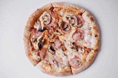 Mantarlı ve jambonlu pizza, jambonlu ve mantarlı pizza.