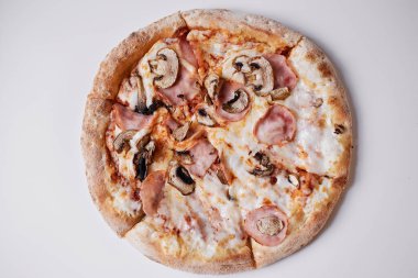 Mantarlı ve jambonlu pizza, jambonlu ve mantarlı pizza.