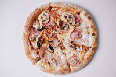 Mantarlı ve jambonlu pizza, jambonlu ve mantarlı pizza.