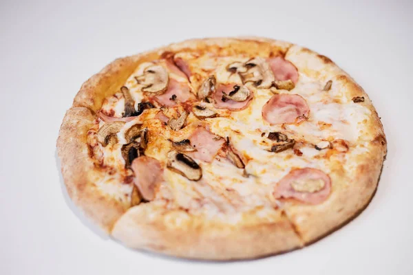 Mantarlı ve jambonlu pizza, jambonlu ve mantarlı pizza.