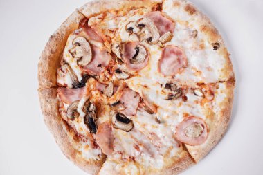 Mantarlı ve jambonlu pizza, jambonlu ve mantarlı pizza.