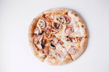 Mantarlı ve jambonlu pizza, jambonlu ve mantarlı pizza.