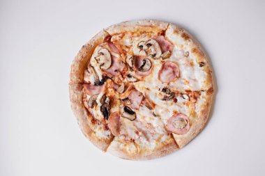 Mantarlı ve jambonlu pizza, jambonlu ve mantarlı pizza.