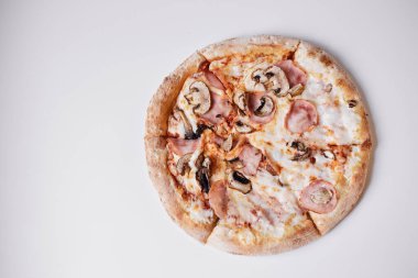 Mantarlı ve jambonlu pizza, jambonlu ve mantarlı pizza.