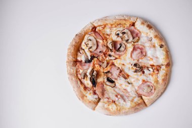 Mantarlı ve jambonlu pizza, jambonlu ve mantarlı pizza.