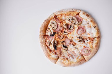 Mantarlı ve jambonlu pizza, jambonlu ve mantarlı pizza.