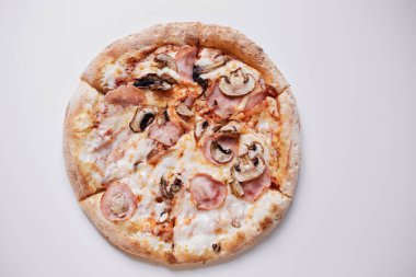 Mantarlı ve jambonlu pizza, jambonlu ve mantarlı pizza.