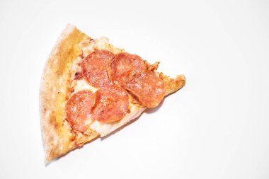 Bir dilim peperonili pizza beyaz, bir dilim pepperonili pizza.,