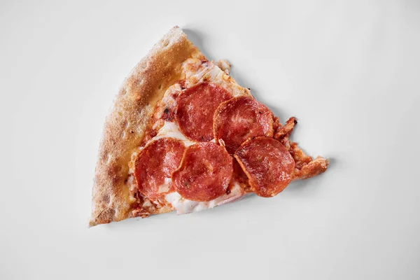 Bir dilim peperonili pizza beyaz, bir dilim pepperonili pizza.,