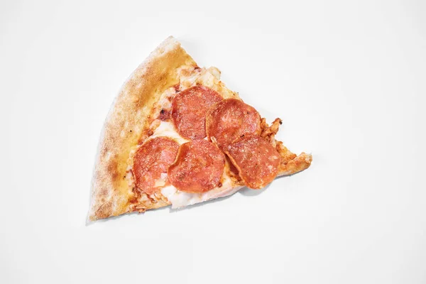 Kawałek Pizzy Pepperoni Białym Kawałek Pizzy Pepperoni — Zdjęcie stockowe