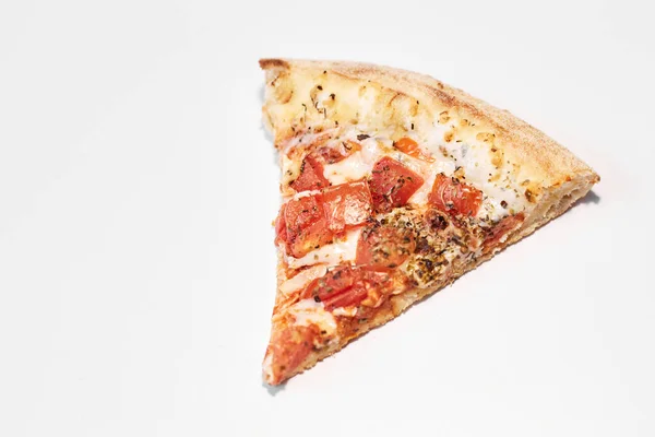 Pizza Szelet Paradicsommal Fehér Alapon Pizza Szelet Paradicsommal — Stock Fotó