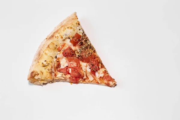 Pizza Plátek Rajčaty Bílém Pozadí Plátek Pizzy Rajčaty — Stock fotografie