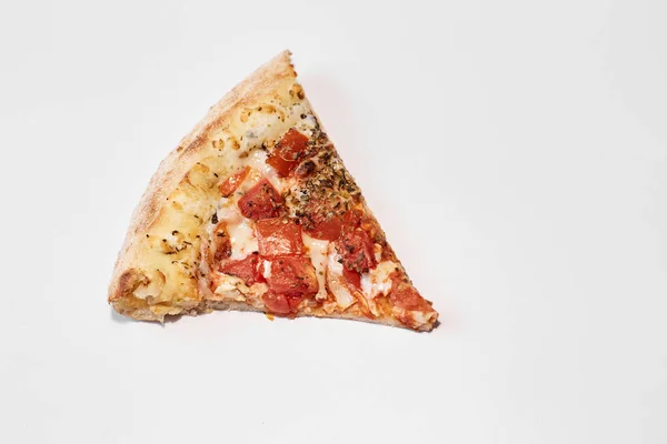 Pizza Plak Met Tomaten Een Witte Achtergrond Plak Pizza Met — Stockfoto