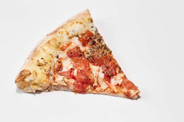 Kawałek Pizzy Pomidorami Białym Tle Kawałek Pizzy Pomidorami — Zdjęcie stockowe