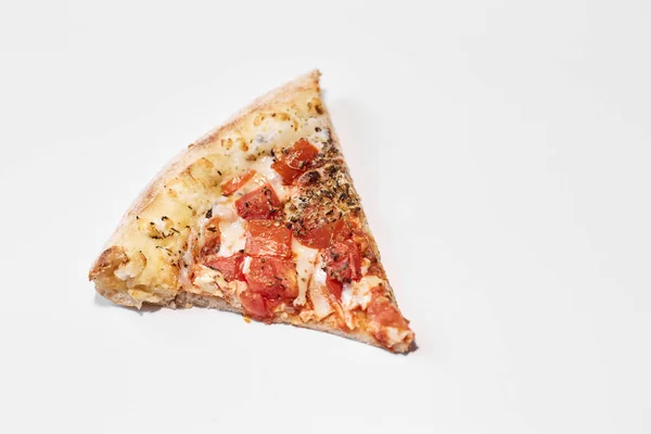 Fatia Pizza Com Tomates Fundo Branco Fatia Pizza Com Tomates — Fotografia de Stock