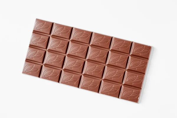 Beyaz arkaplanda izole edilmiş sütlü çikolata