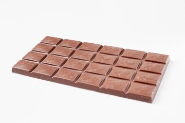 Beyaz arkaplanda izole edilmiş sütlü çikolata