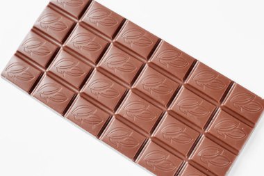 Beyaz arkaplanda izole edilmiş sütlü çikolata