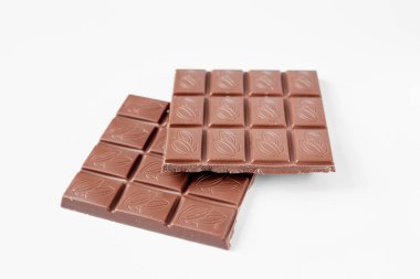 Beyaz arkaplanda izole edilmiş çikolatayı kapat