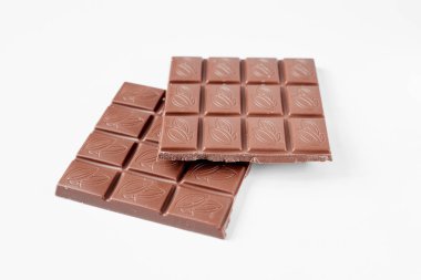 Beyaz arkaplanda izole edilmiş çikolatayı kapat