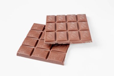 Beyaz arkaplanda izole edilmiş çikolatayı kapat