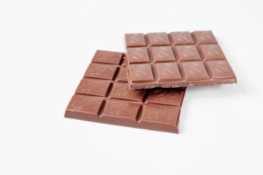 Beyaz arkaplanda izole edilmiş çikolatayı kapat