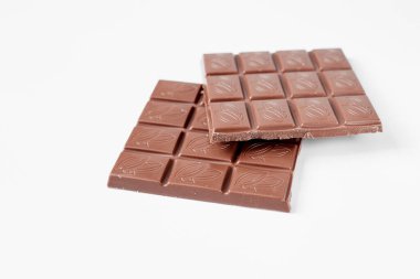 Beyaz arkaplanda izole edilmiş çikolatayı kapat