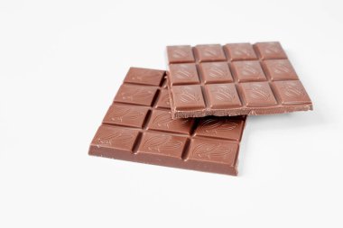 Beyaz arkaplanda izole edilmiş çikolatayı kapat