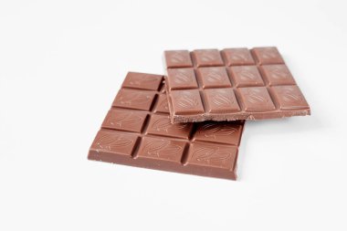 Beyaz arkaplanda izole edilmiş çikolatayı kapat