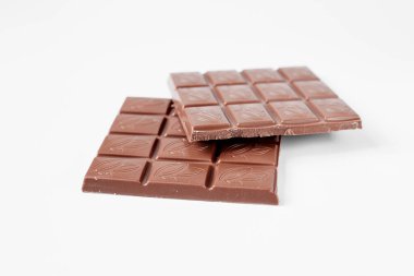 Beyaz arkaplanda izole edilmiş çikolatayı kapat