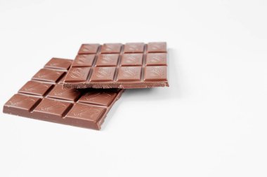 Beyaz arkaplanda izole edilmiş çikolatayı kapat