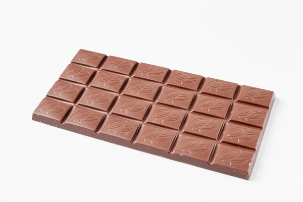 Beyaz arkaplanda izole edilmiş sütlü çikolata