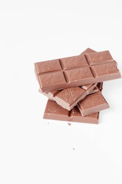 Beyaz arka planda izole edilmiş sütlü çikolata parçaları, beyaz arkaplanda izole edilmiş çikolatayı kapat