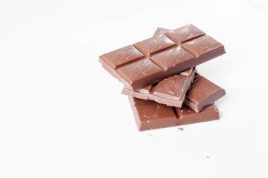 Beyaz arka planda izole edilmiş sütlü çikolata parçaları, beyaz arkaplanda izole edilmiş çikolatayı kapat