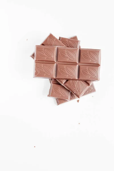 Mjölkchoklad Bitar Isolerad Vit Bakgrund Från Ovanifrån Närbild Chokladkaka Isolerad — Stockfoto
