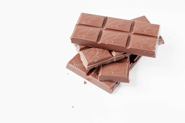 위에서 초콜릿 조각들이 분리되어 초콜릿 닫는다 — 스톡 사진