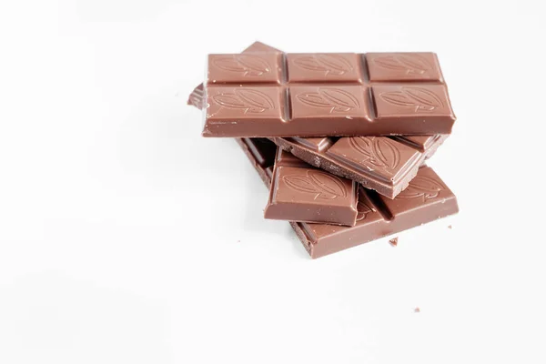 위에서 초콜릿 조각들이 분리되어 초콜릿 닫는다 — 스톡 사진