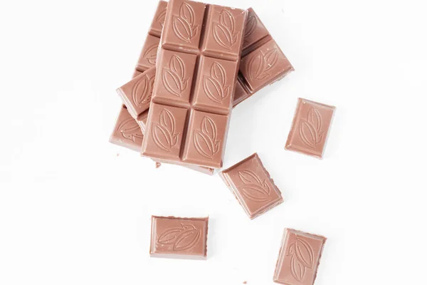 Beyaz arka planda izole edilmiş sütlü çikolata parçaları, beyaz arkaplanda izole edilmiş çikolatayı kapat