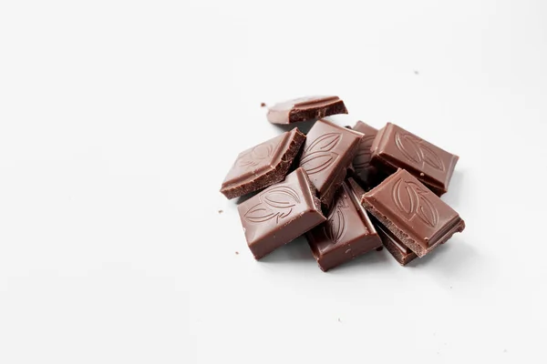 Beyaz Arka Planda Izole Edilmiş Sütlü Çikolata Parçaları Beyaz Arkaplanda — Stok fotoğraf