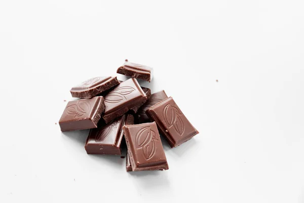 Шоколадные Кусочки Молока Изолированы Белом Фоне Верхнего Вида Закрыть Плитку — стоковое фото
