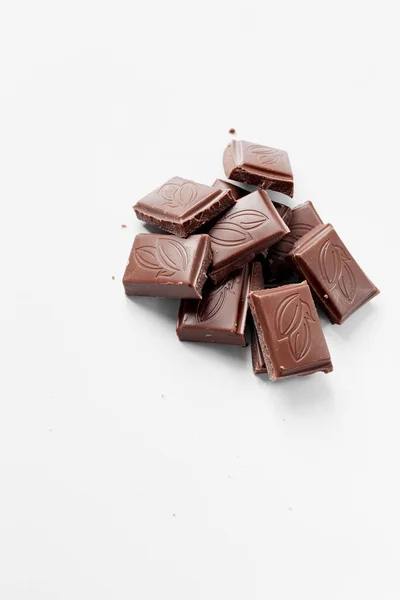 Milchschokoladenstücke Isoliert Auf Weißem Hintergrund Von Oben Nahaufnahme Einer Schokoriegel — Stockfoto