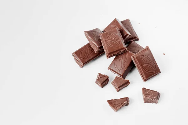 Melk chocolade stukken geïsoleerd op witte achtergrond van bovenaf bekijken, close-up een chocoladereep geïsoleerd op witte achtergrond — Stockfoto