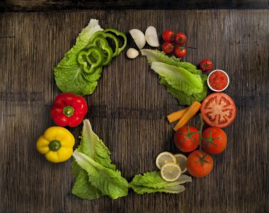 Ahşap renkli sebze kompozisyon, Top View