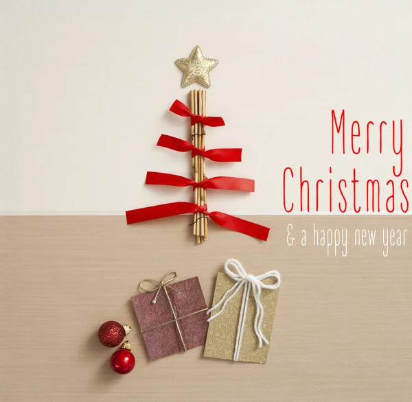 Handgemachter Weihnachtsbaum Mit Holz Und Bändern Und Geschenken Auf Tapete — Stockfoto