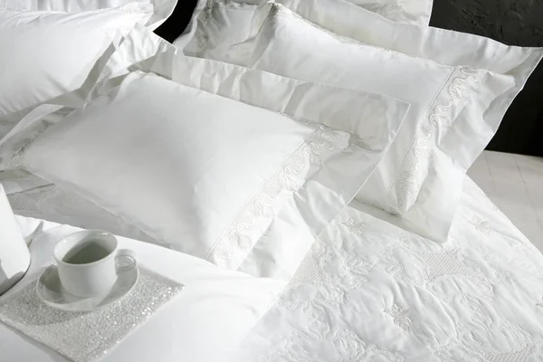 Thee Ontbijt Bed Close Stijlvolle Witte Covers Zwarte Muur Achtergrond — Stockfoto