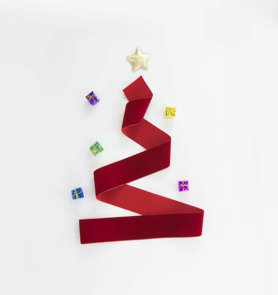 赤いリボンクリスマスツリー クリスマスカード ユニークな創造的な 木の枝 クリスマスの装飾 大晦日カード — ストック写真
