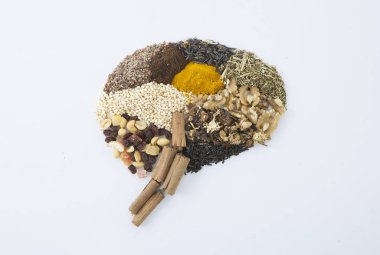 Beyin çeşitli otlar ve fındık yapılmış. Sağlıklı beyin. Doğal Beslenme. Gıda Konsepti. En İyi Görüntü. 