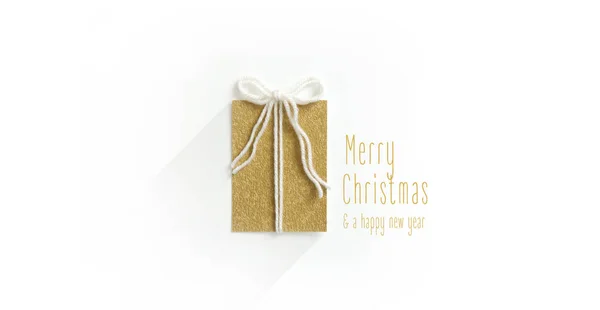 白い壁紙に手作りのクリスマスギフトカード トップビュー — ストック写真
