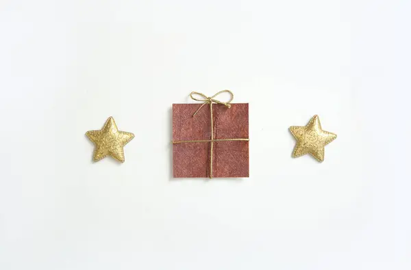 Ručně Vyrobený Vánoční Dárkový Poukaz Bílé Tapetě Pohled Shora — Stock fotografie