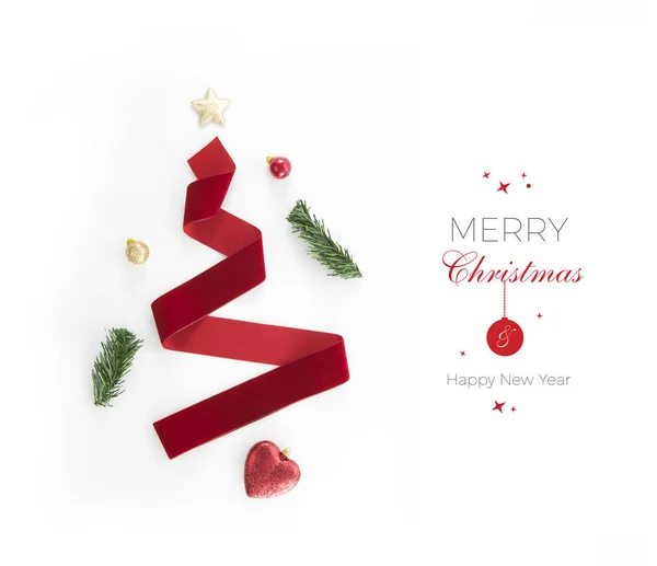 赤いリボンクリスマスツリー クリスマスカード ユニークな創造的な 木の枝 クリスマスの装飾 大晦日カード — ストック写真